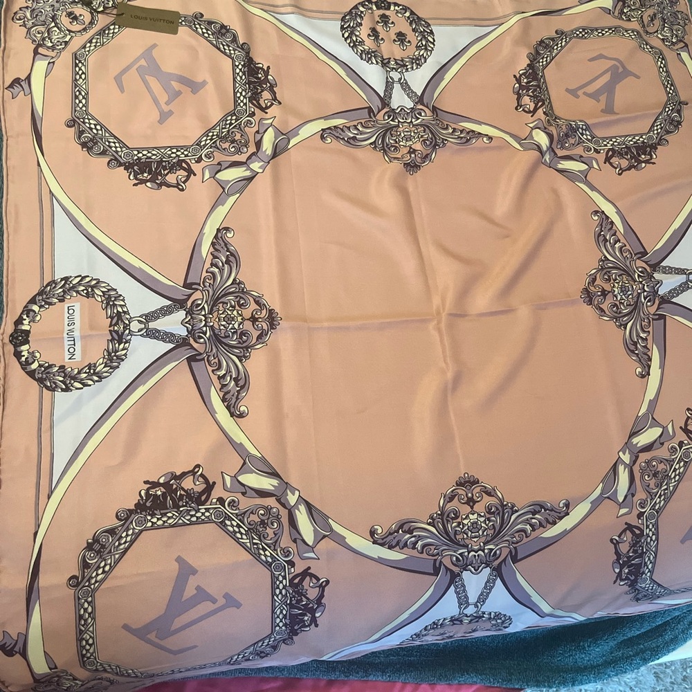 Luis Vuitton silk Shawl new with tag